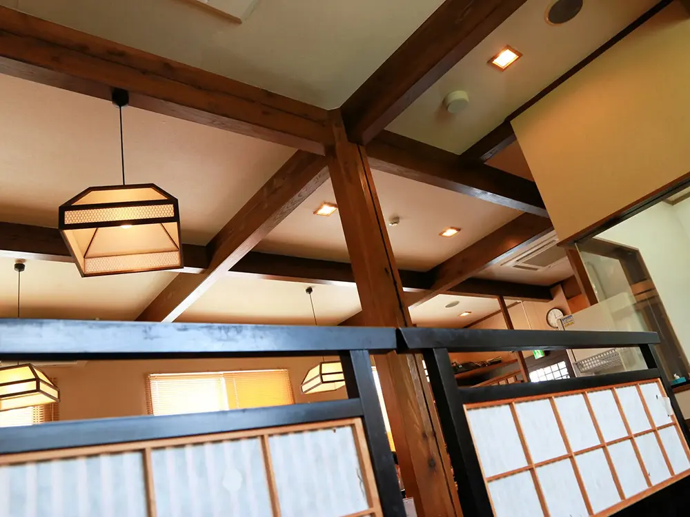 古民家再生した日本家屋の和食店の内装に障子が使われている画像