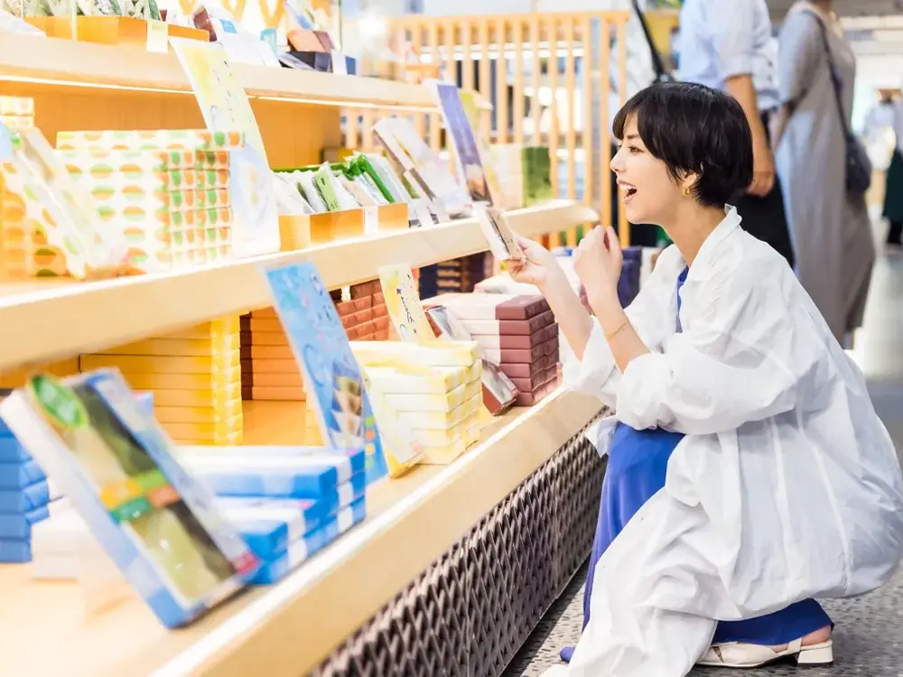お土産を選ぶ観光客の画像