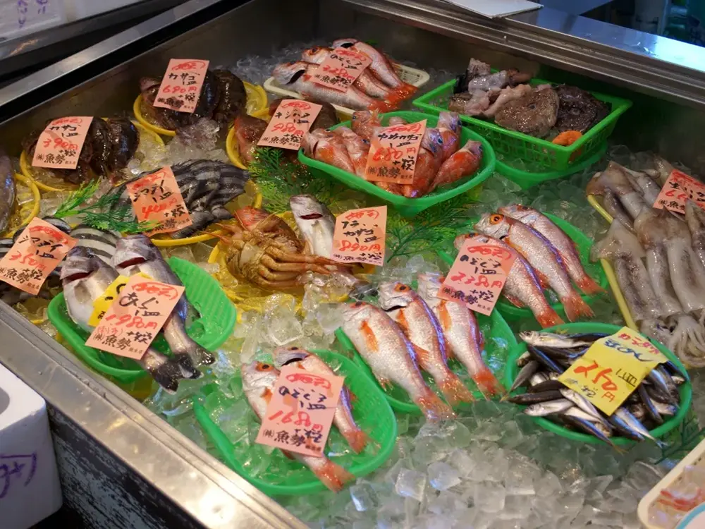 能登半島の市場で売られる新鮮な魚の画像