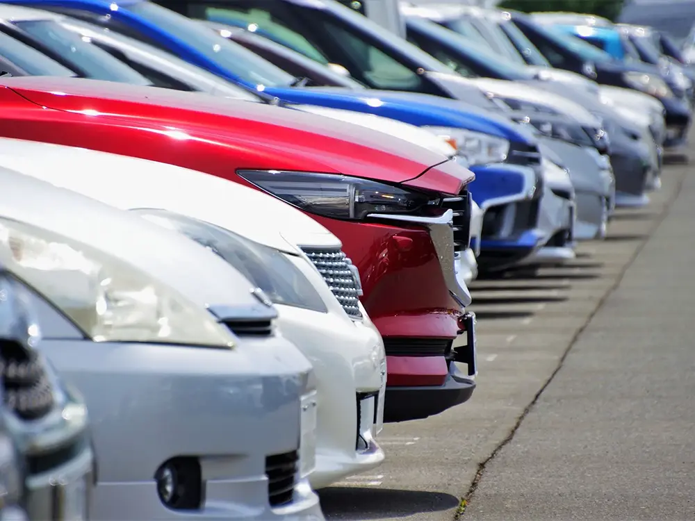 駐車場にとまる数々の車の画像