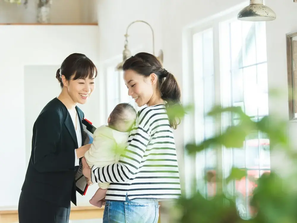 子育て相談をしている親子と相談員の画像