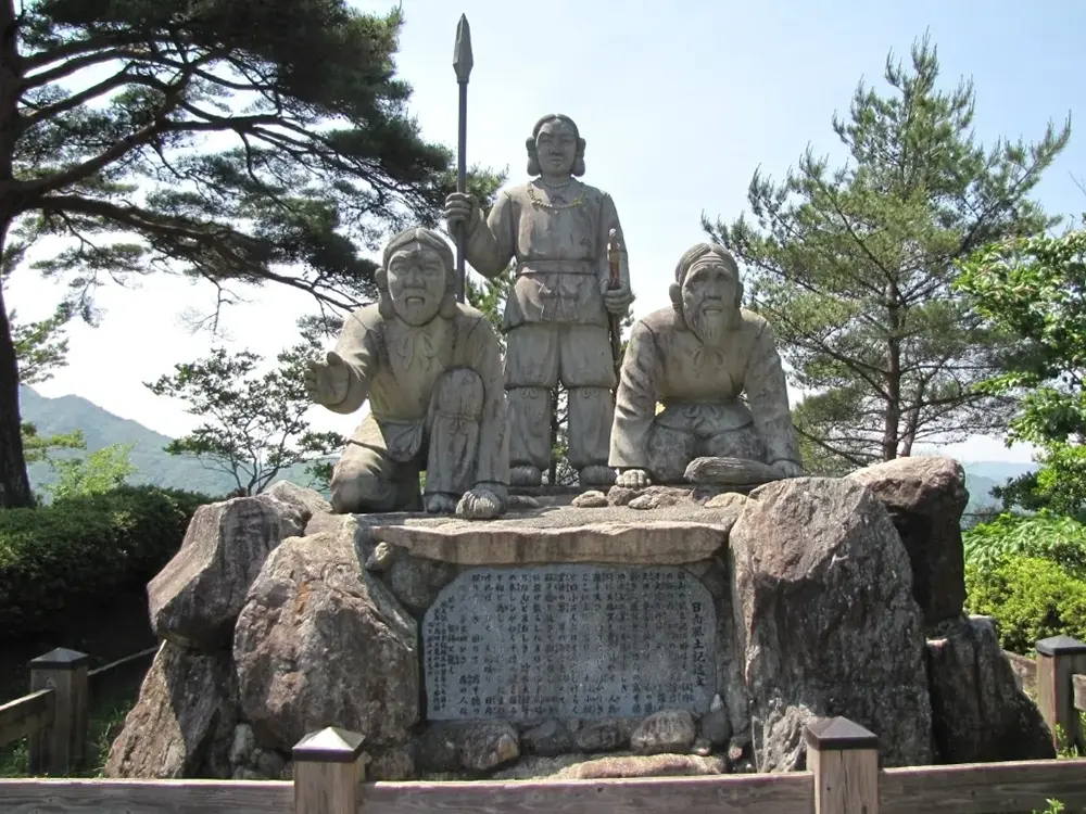 瓊々杵尊と大鉗、小鉗の石像の画像