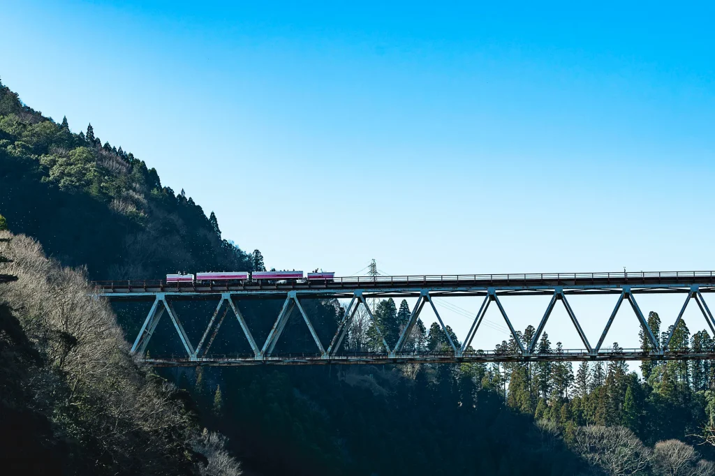 高千穂あまてらす鉄道のグランドスーパーカートが高千穂鉄橋を通る画像
