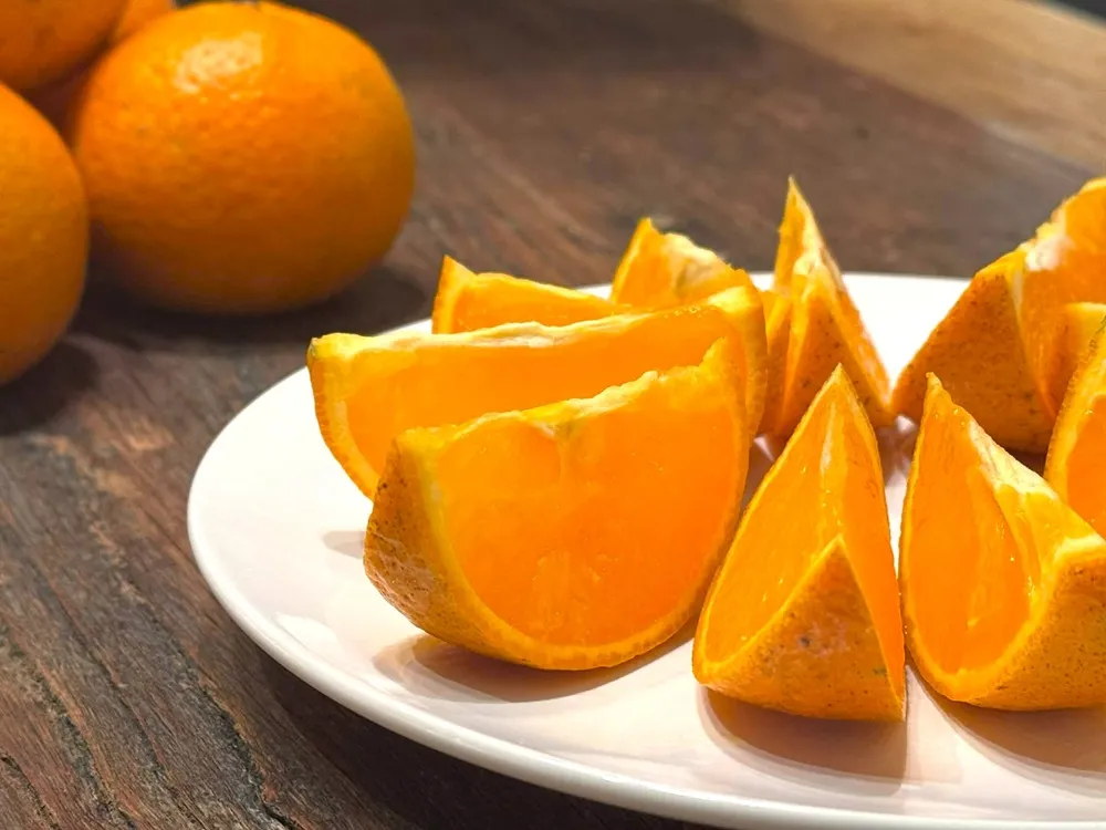 スマイルカットにしたたんかんをお皿に並べた画像