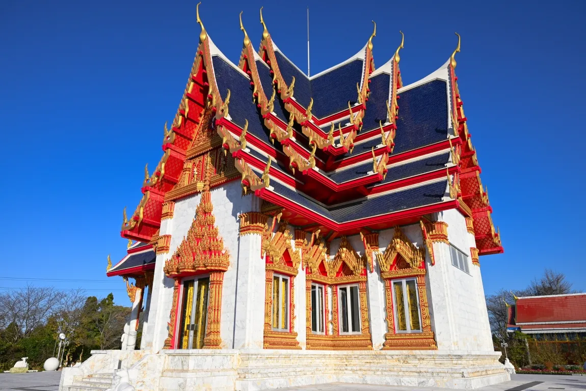 青空に映えるワットパクナム日本別院の建物の画像