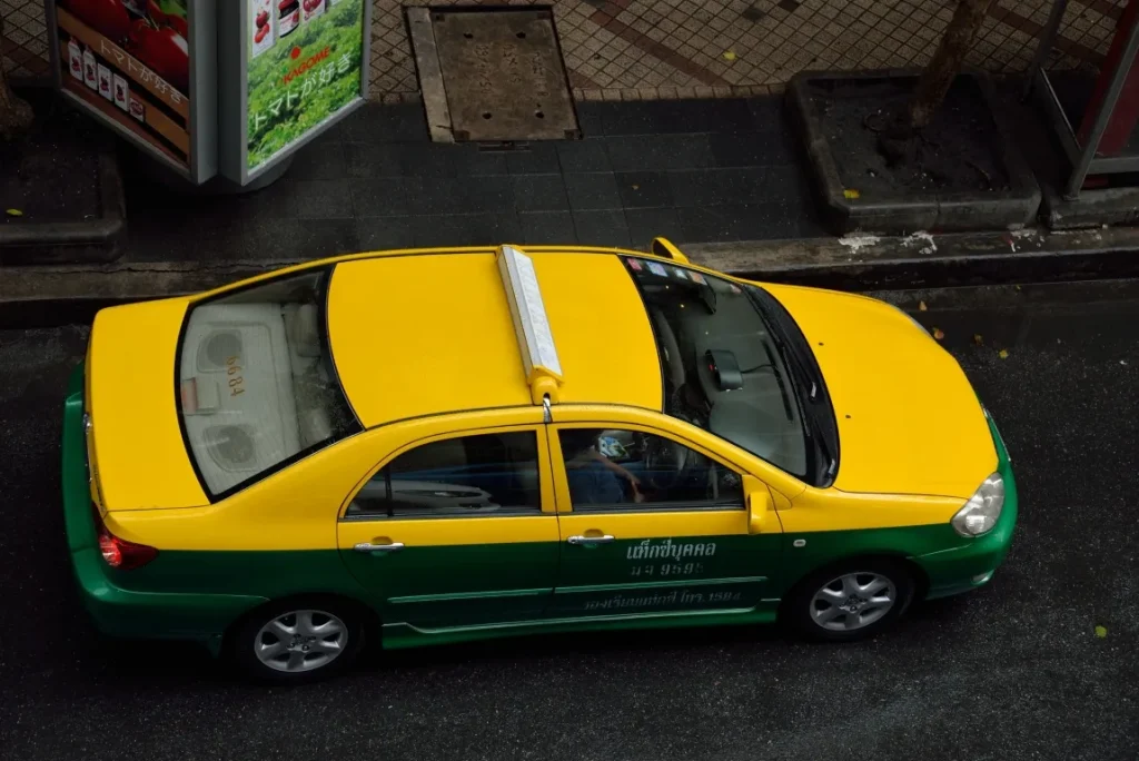 緑と黄色のバンコクのタクシーの画像