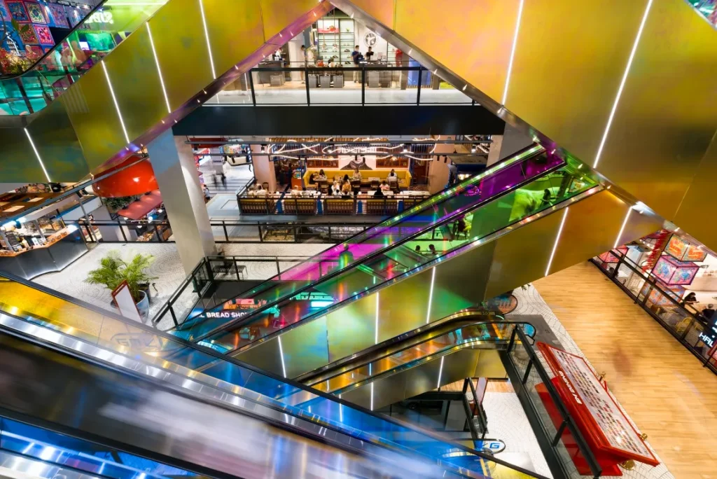 タイのショッピングモールの吹き抜けの画像