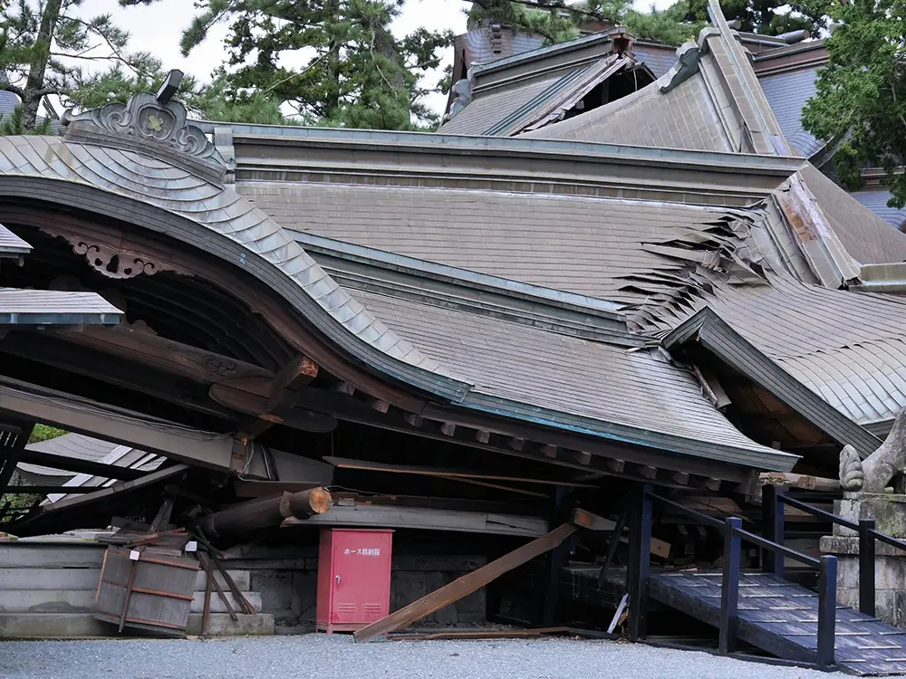 熊本地震で倒壊した阿蘇神社の画像