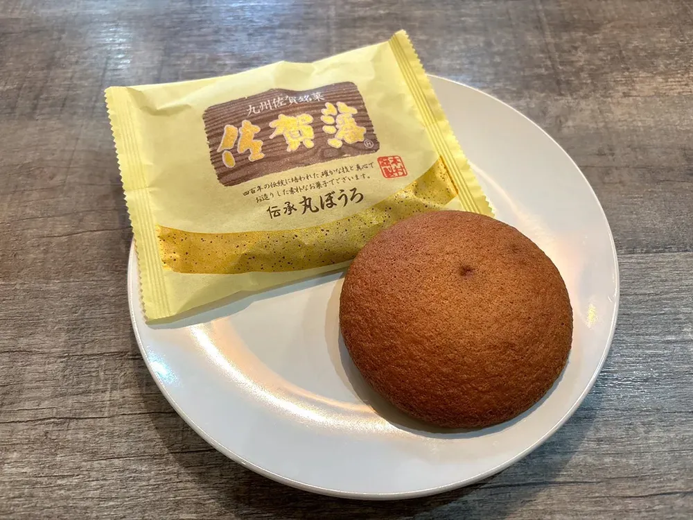 皿の上に乗った丸ぼうろの画像