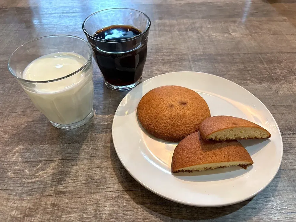 コーヒーと牛乳と合わさった丸ぼうろの画像