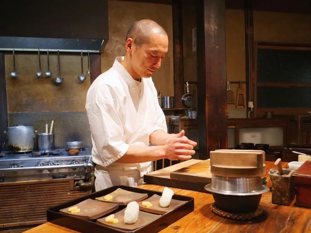 店主の平河さんがおにぎりを握っている様子の写真