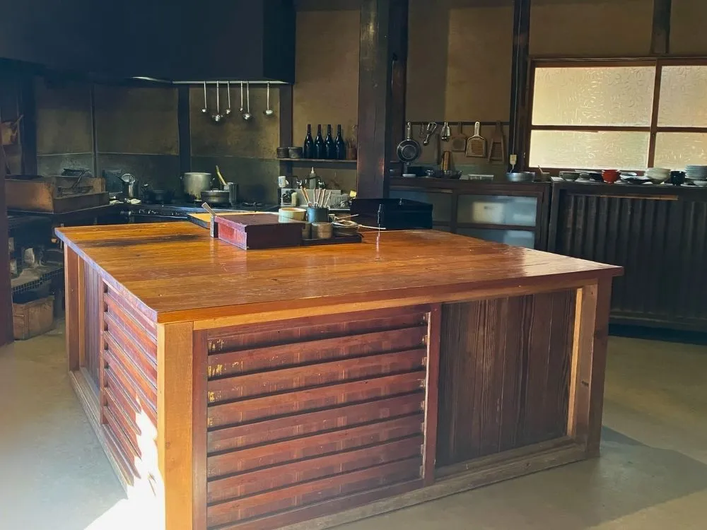 引き戸をリメイクした調理台の写真