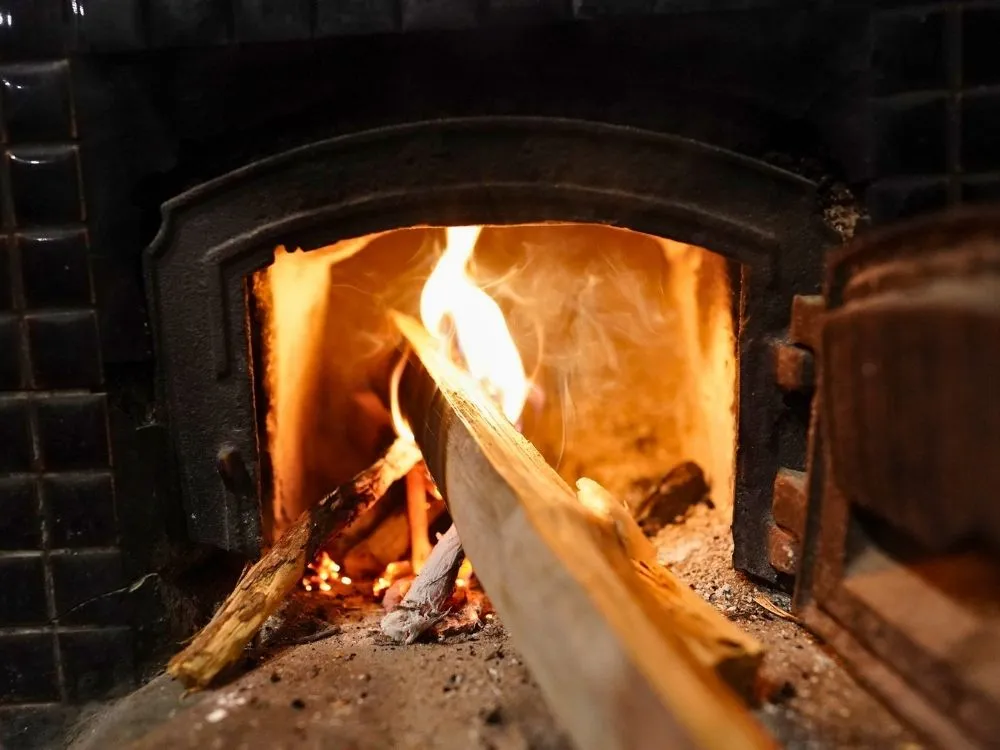 薪窯の中で薪が燃えている様子の写真