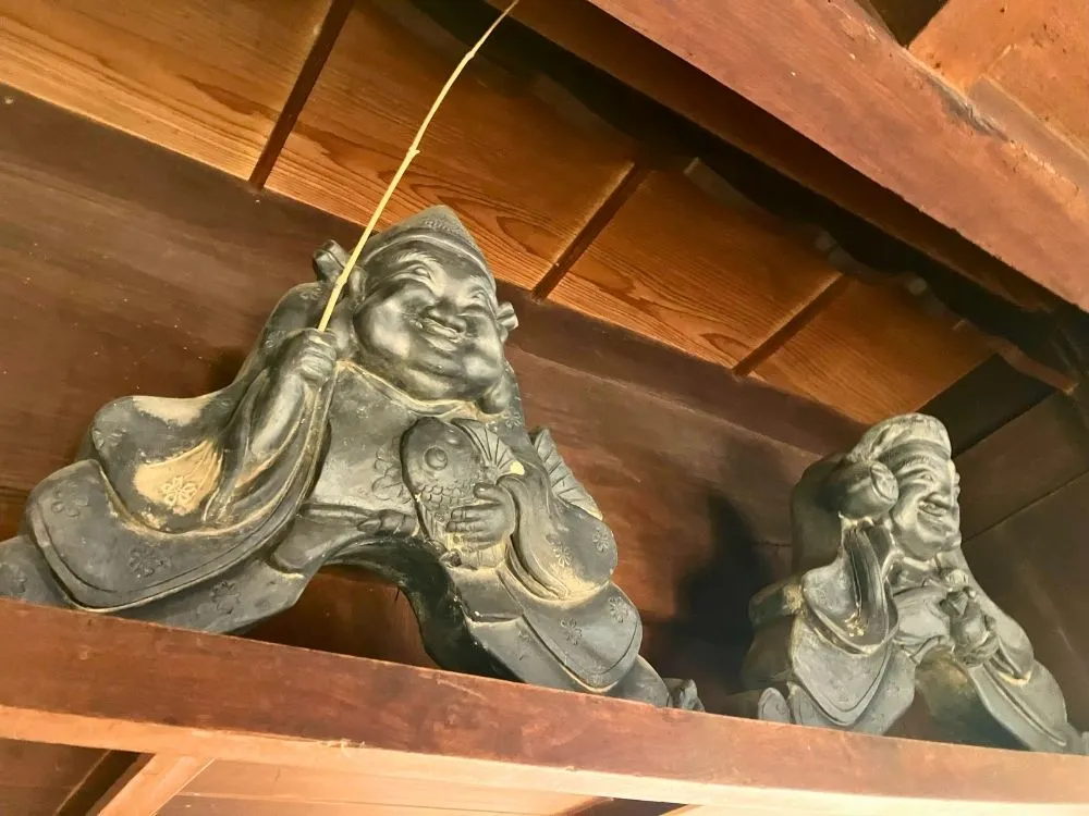 天井付近に飾られた鬼瓦の恵比寿様の写真