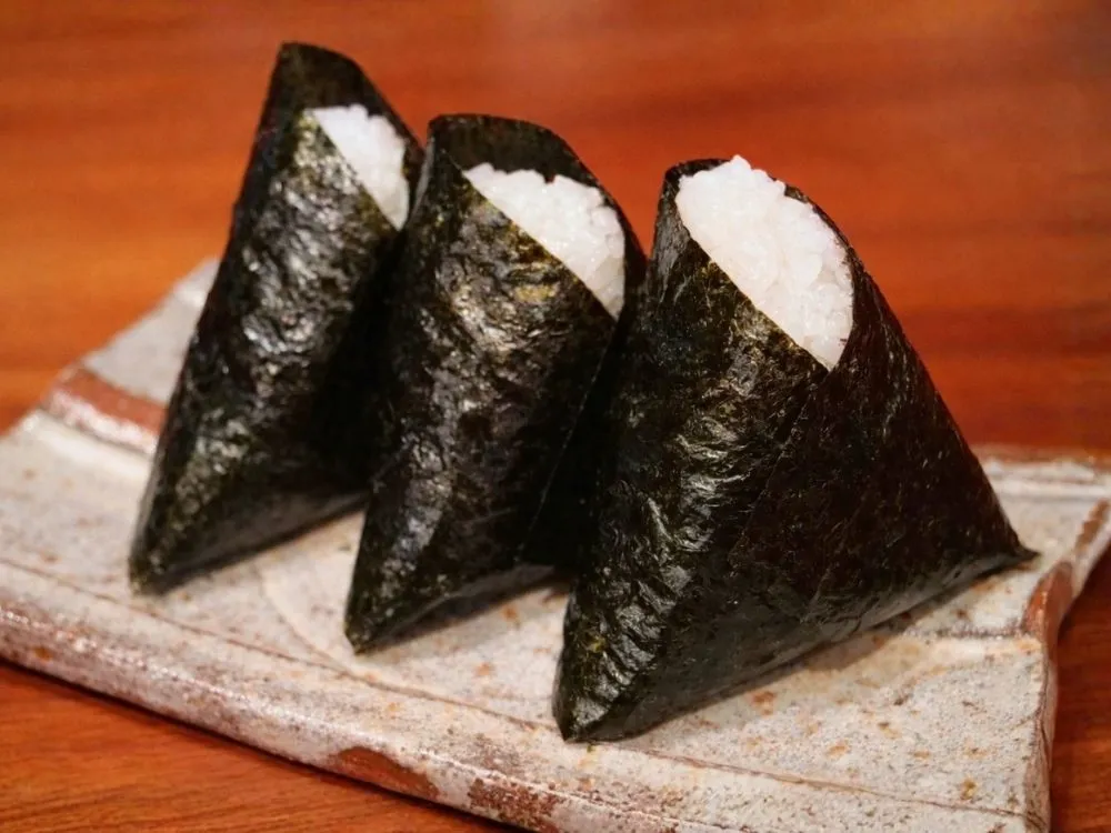 海苔を巻いたおにぎりが3つ並んでいる写真