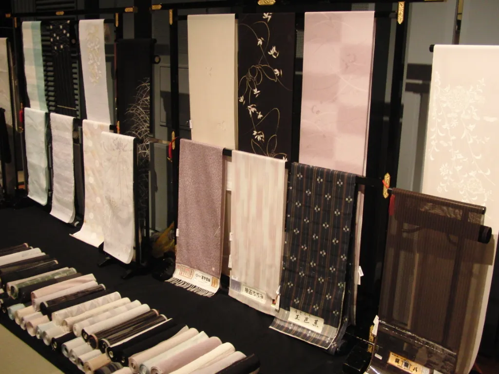 呉服屋に陳列された反物の画像