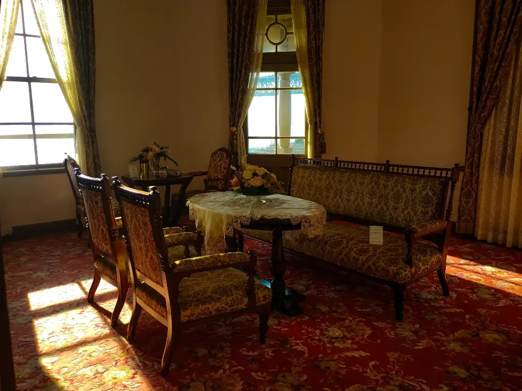 絨毯張りの洋室の画像