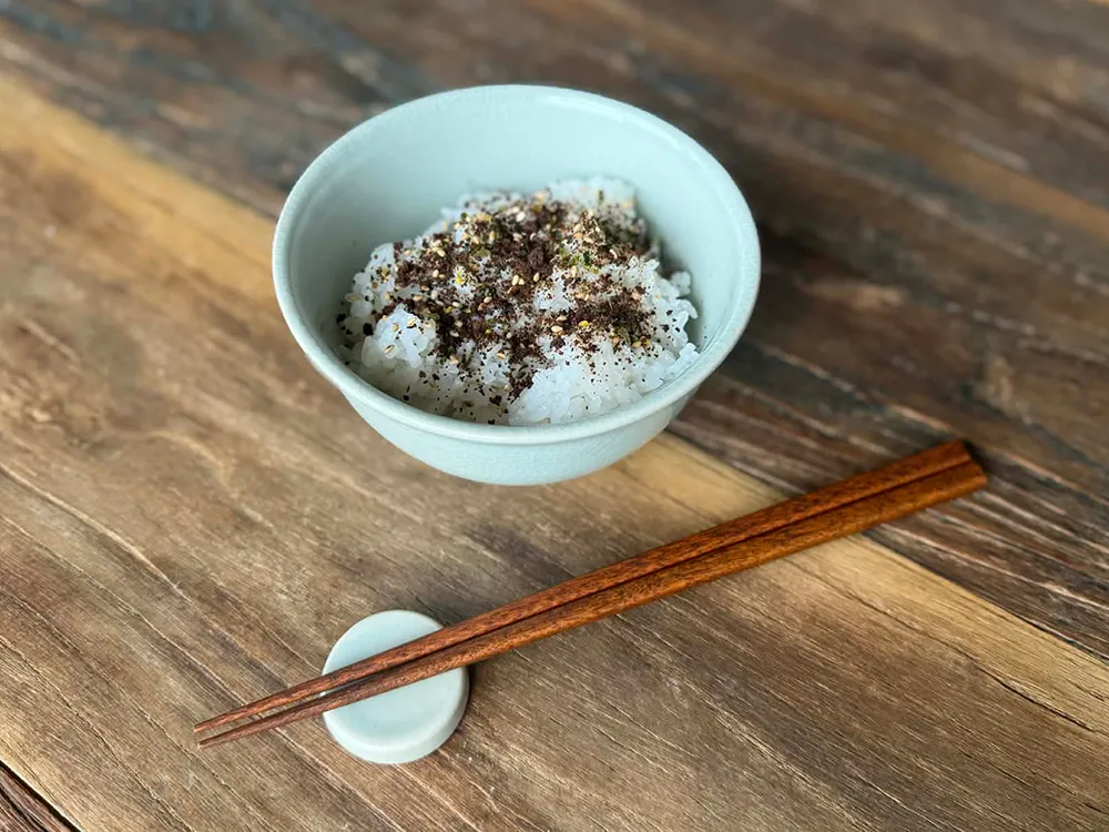 お茶碗にもった白ご飯に「御飯の友」をふりかけた写真