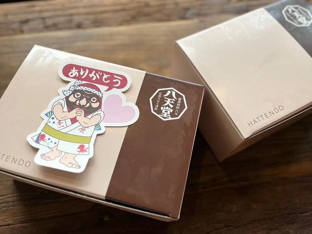 到着したギフトボックス2つと添えられたやっさだるマンのお礼カードの画像