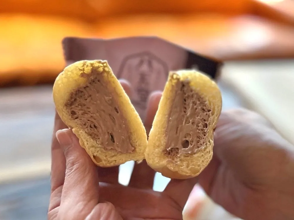 八天堂くりーむパンチョコレート味を半分に切った断面の画像