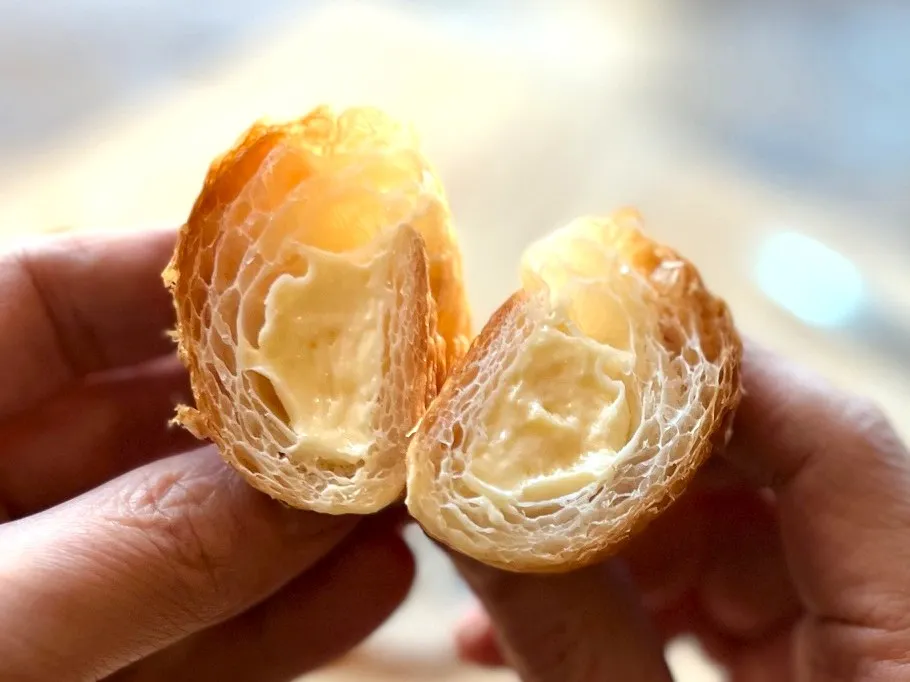 八天堂のミニくりーむクロワッサンを半分に切った断面の画像