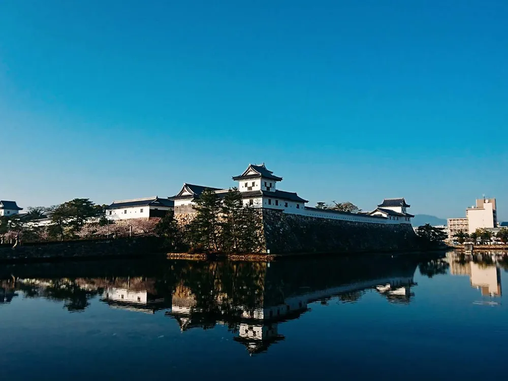 内堀の一部が舟入となっており外堀を通じて海へ漕ぎだすことが可能な今治城の堀端からの画像