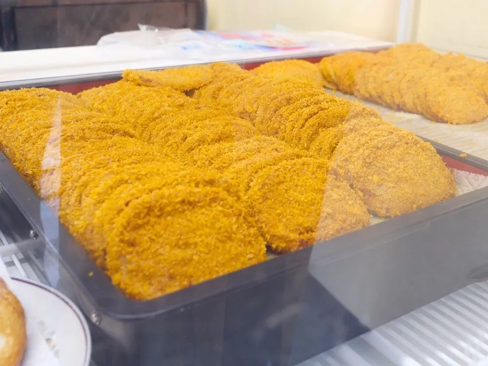 店頭に並ぶ「ぎょろっけ」の画像