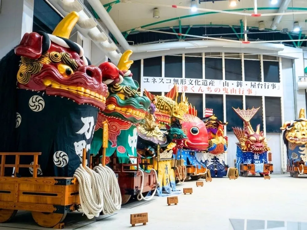 曳山展示場内に曳山が並ぶ様子の画像