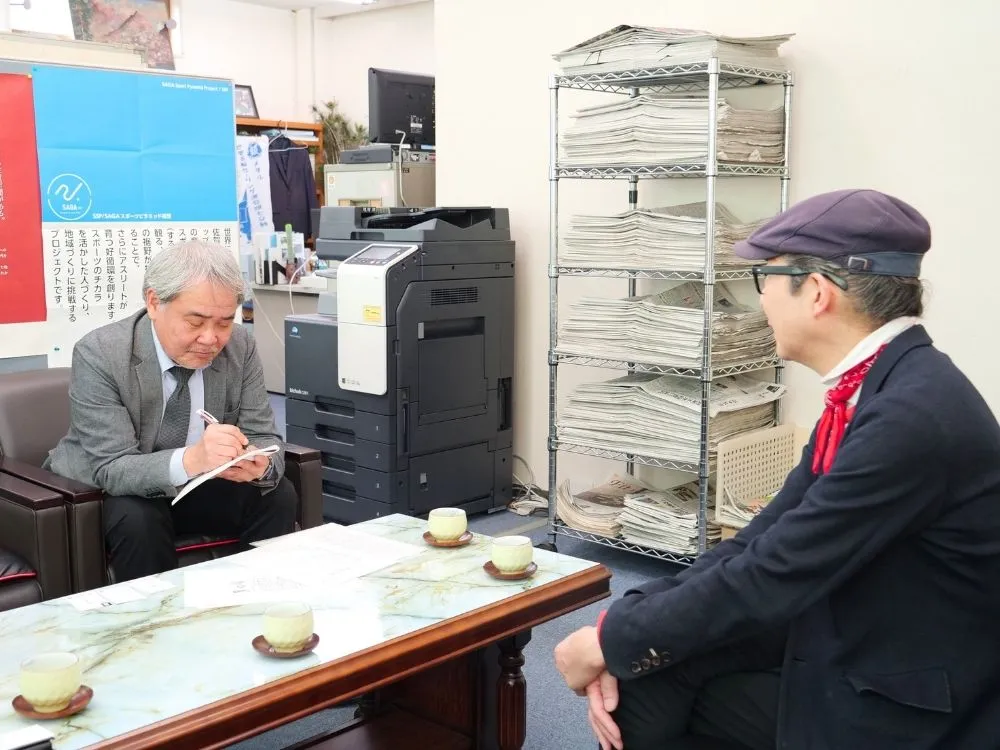 佐賀新聞社の方に取材を受けるマロンの写真