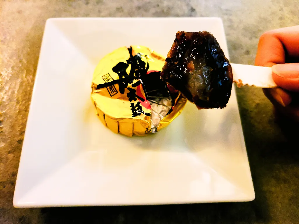 4等分にした誉の陣太鼓一切れを紙ナイフで差した断面画像