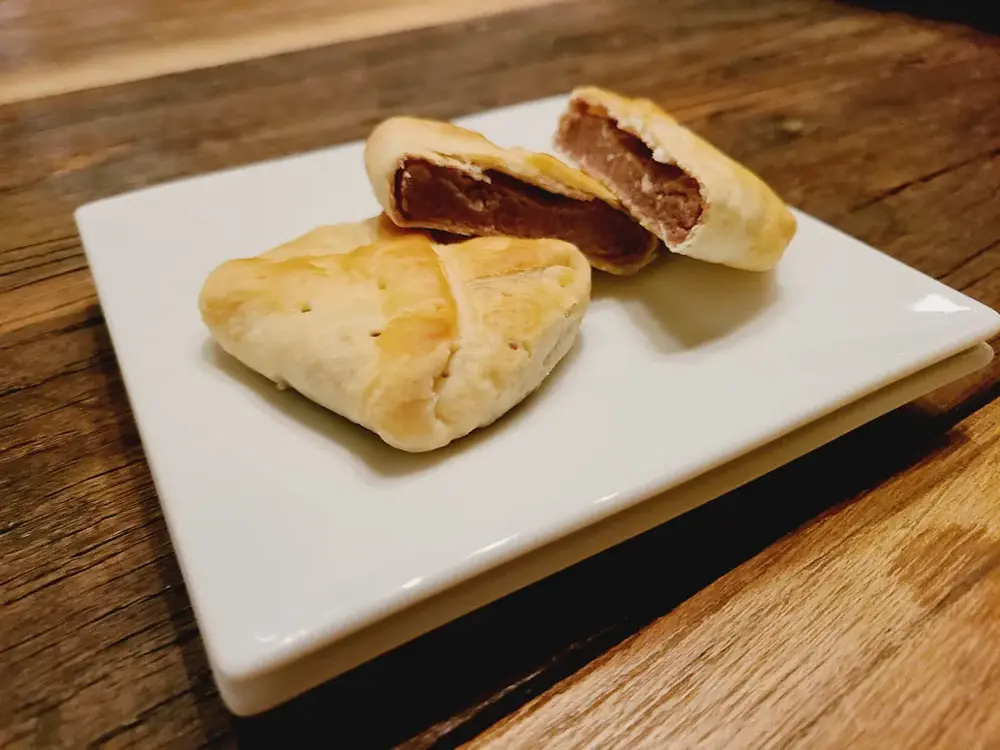 パッケージから出した武者がえしを白い皿にのせ、1つは半分に切り断面が見える画像