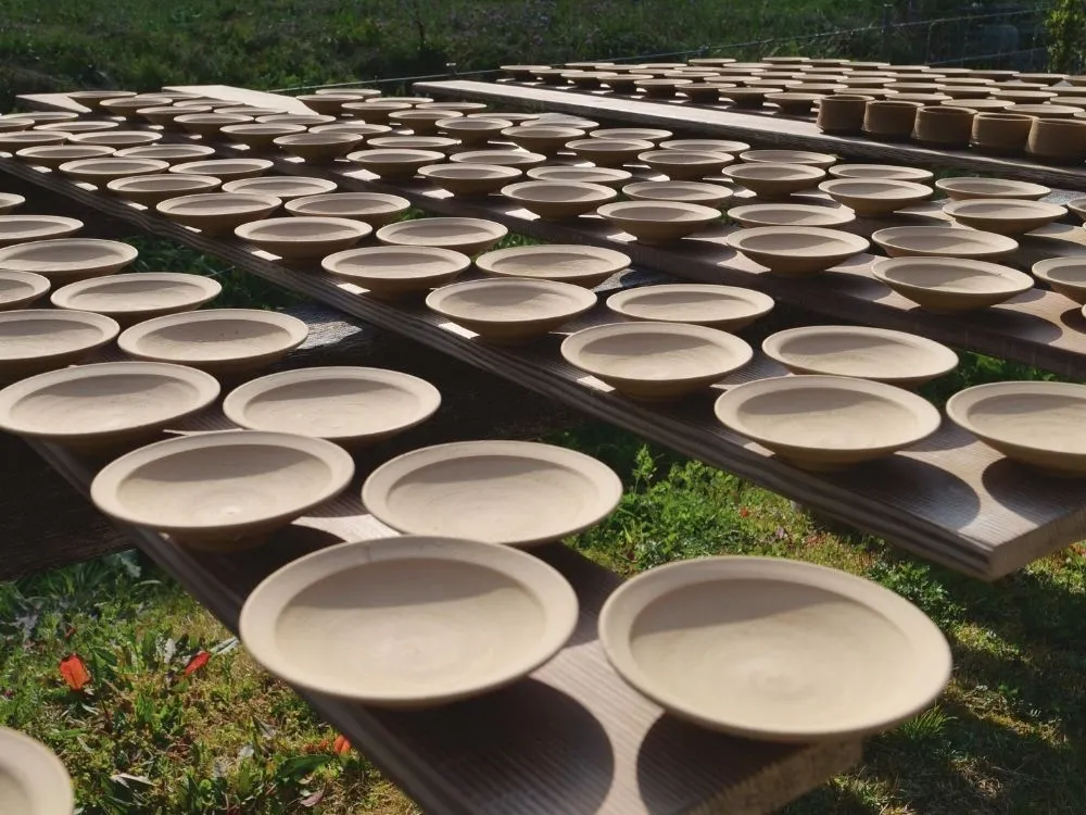 山の空気で乾かしている器の様子の画像