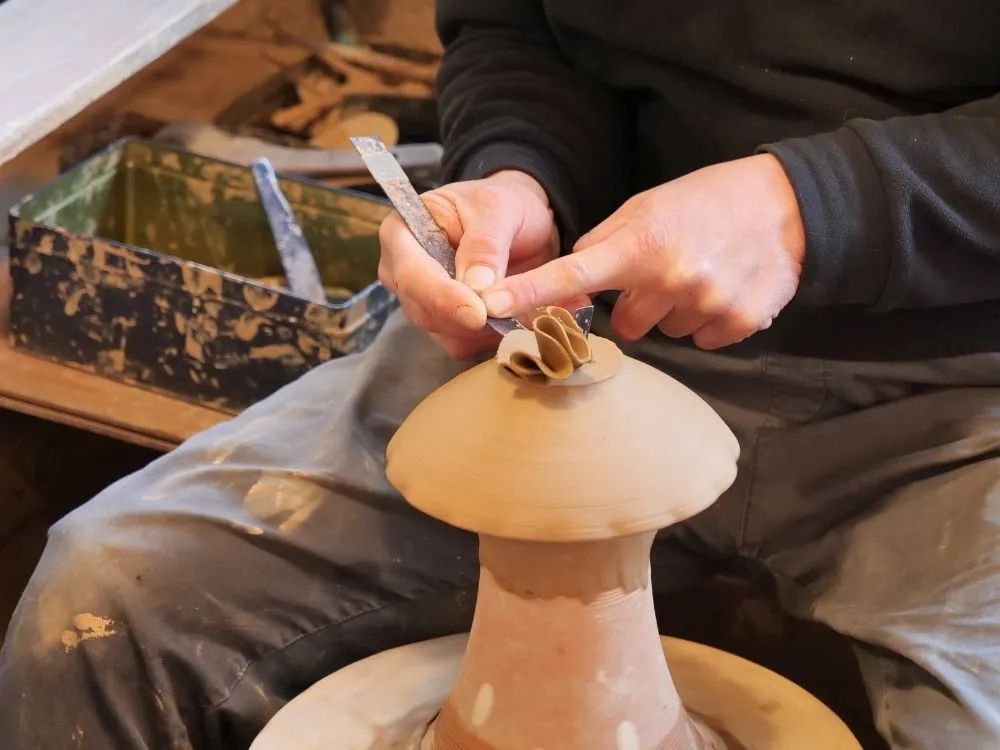 削りの作業をしている手元の様子の画像