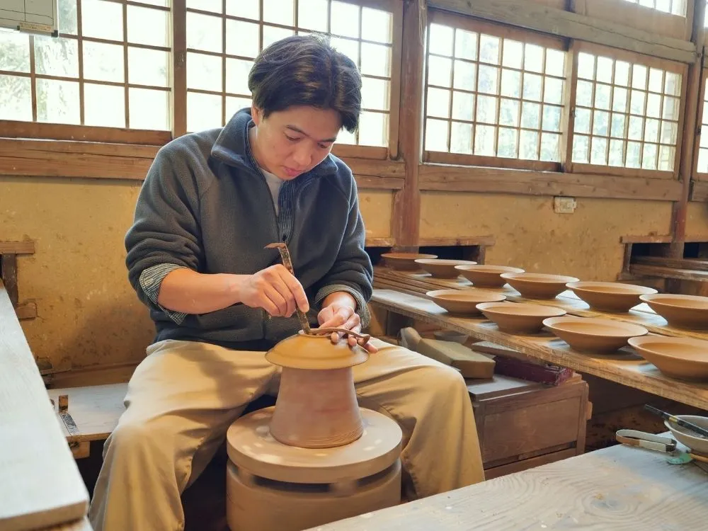 ろくろ作業をする中里健太さんの写真