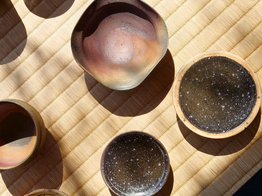 畳の上に並べられた器の画像
