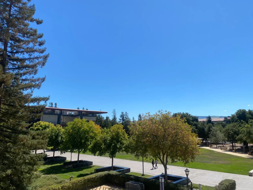 青空と緑のコントラストが素晴らしいスタンフォード大学の中庭画像