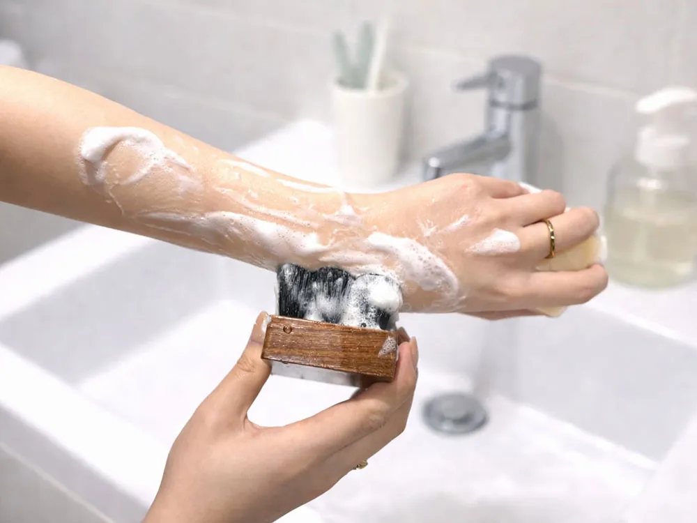 SUVEのブラシを使用している写真