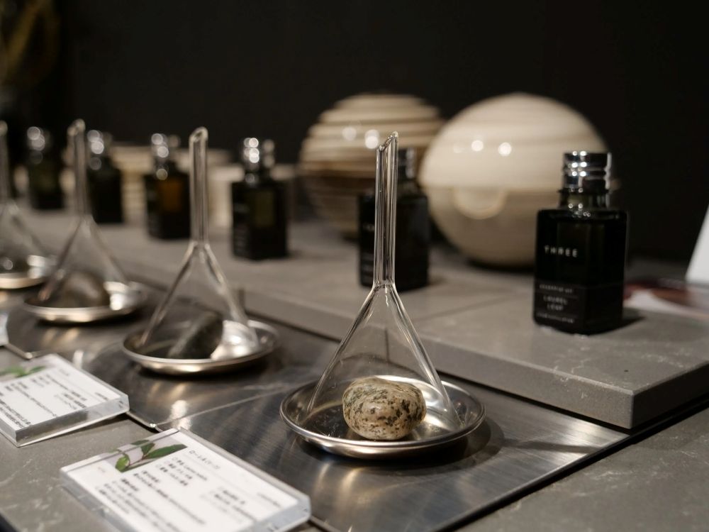 THREEの精油が数種類並ぶ画像