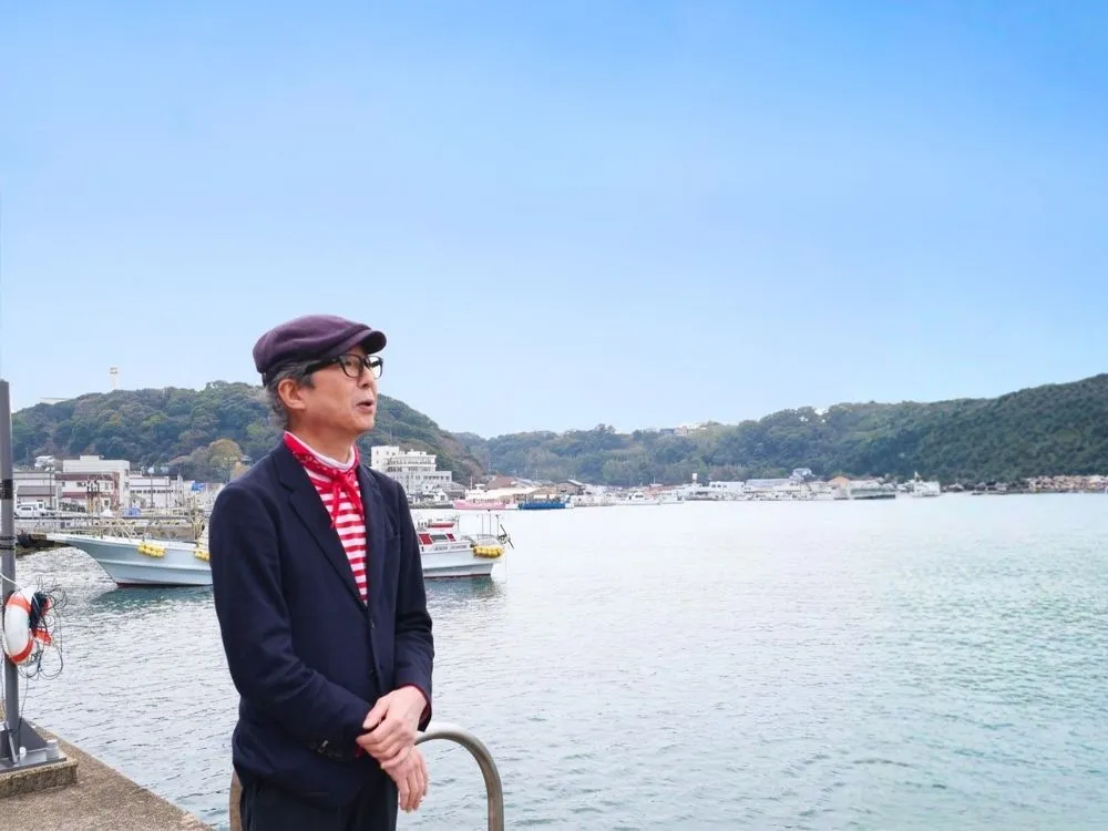 呼子港で海を眺めるマロンの写真