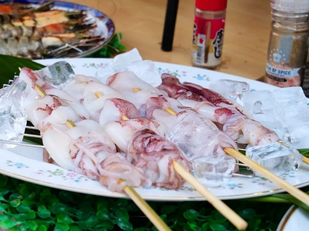 呼子朝市で串差しのイカが並ぶ様子の画像