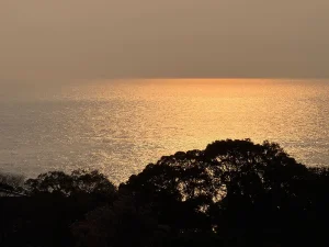 露天風呂から見える海の夕景の画像