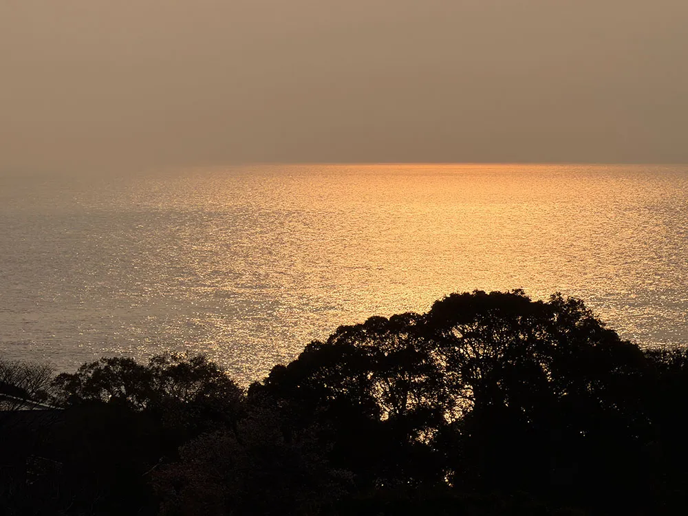 露天風呂から見える海の夕景の画像
