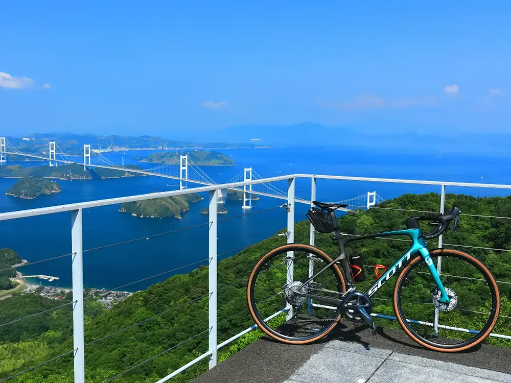 しまなみ海道を望む展望台と自転車の画像