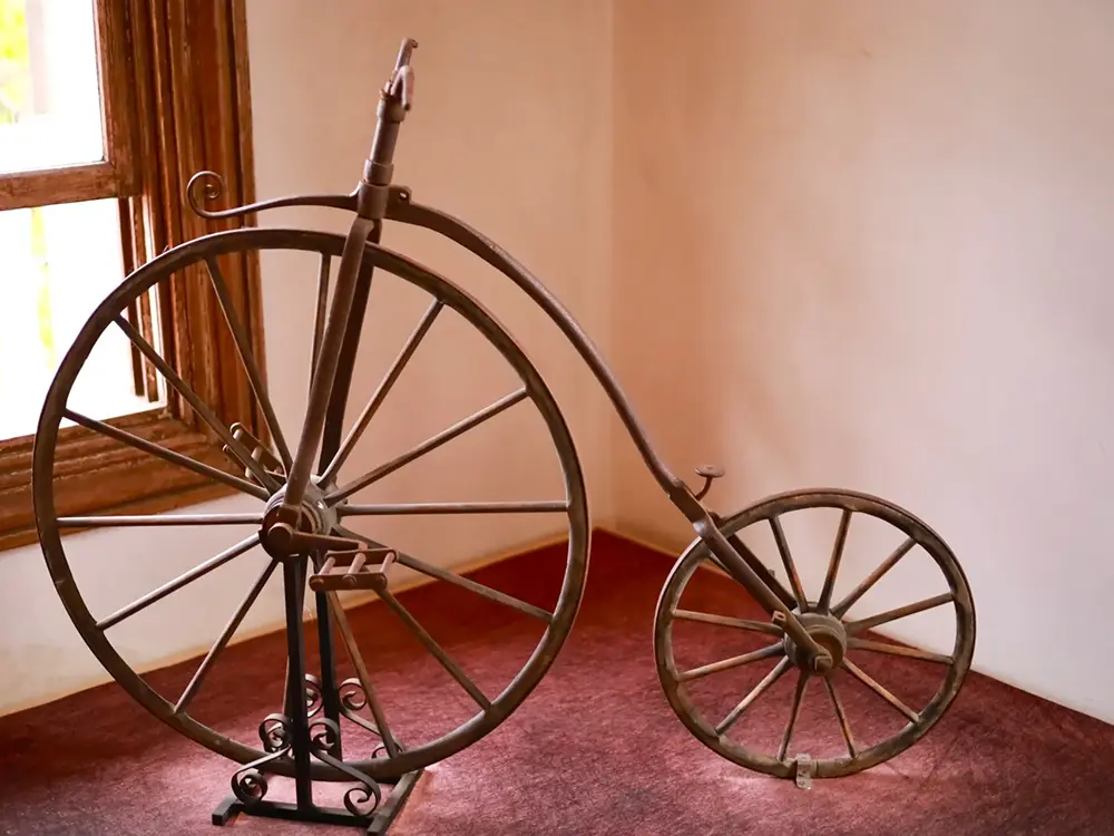 原型のような前輪の大きい古い自転車