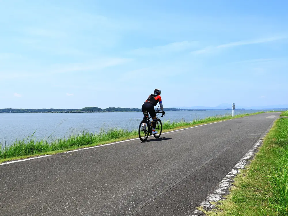 自然をバックにサイクリングを楽しむ人の画像