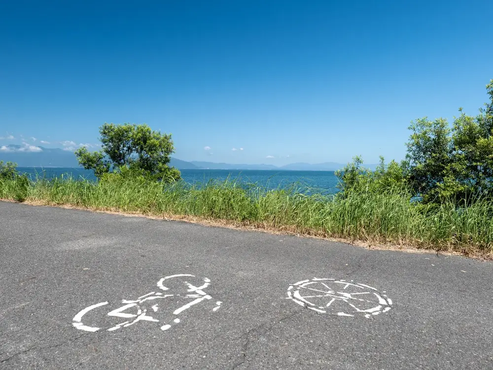 夏の琵琶湖のサイクリングロードの画像