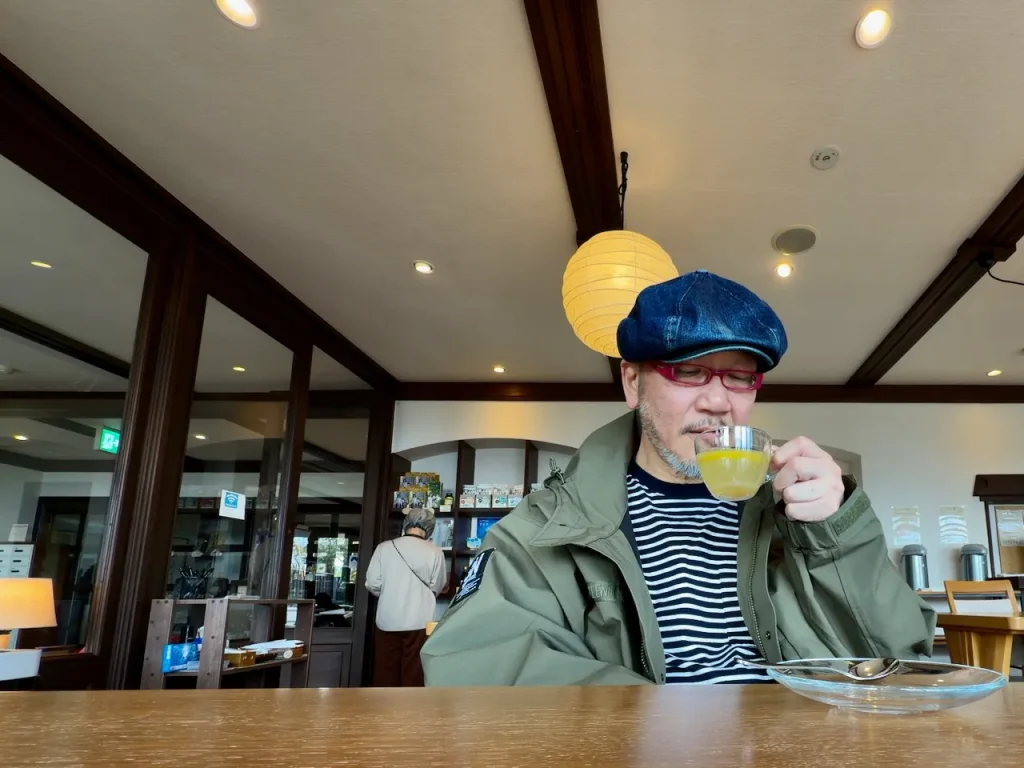 はぴい本人が本館でお茶を飲んでいる画像