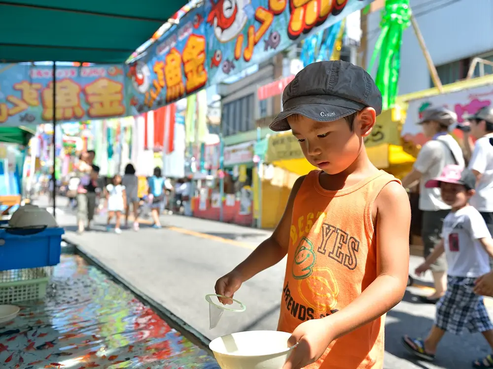 夏祭りの金魚すくいのイメージ画像