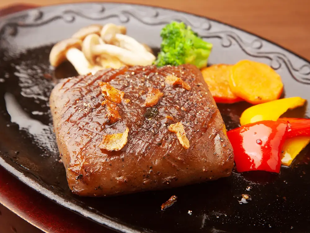 鉄板の上のこんにゃくステーキの画像