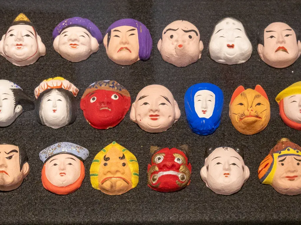 さまざまな種類の伏見の泥めんこの画像